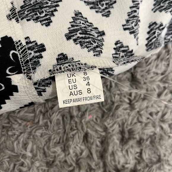 MISSGUIDED white and black high waisted pattern shorts - Picture 5 of 5